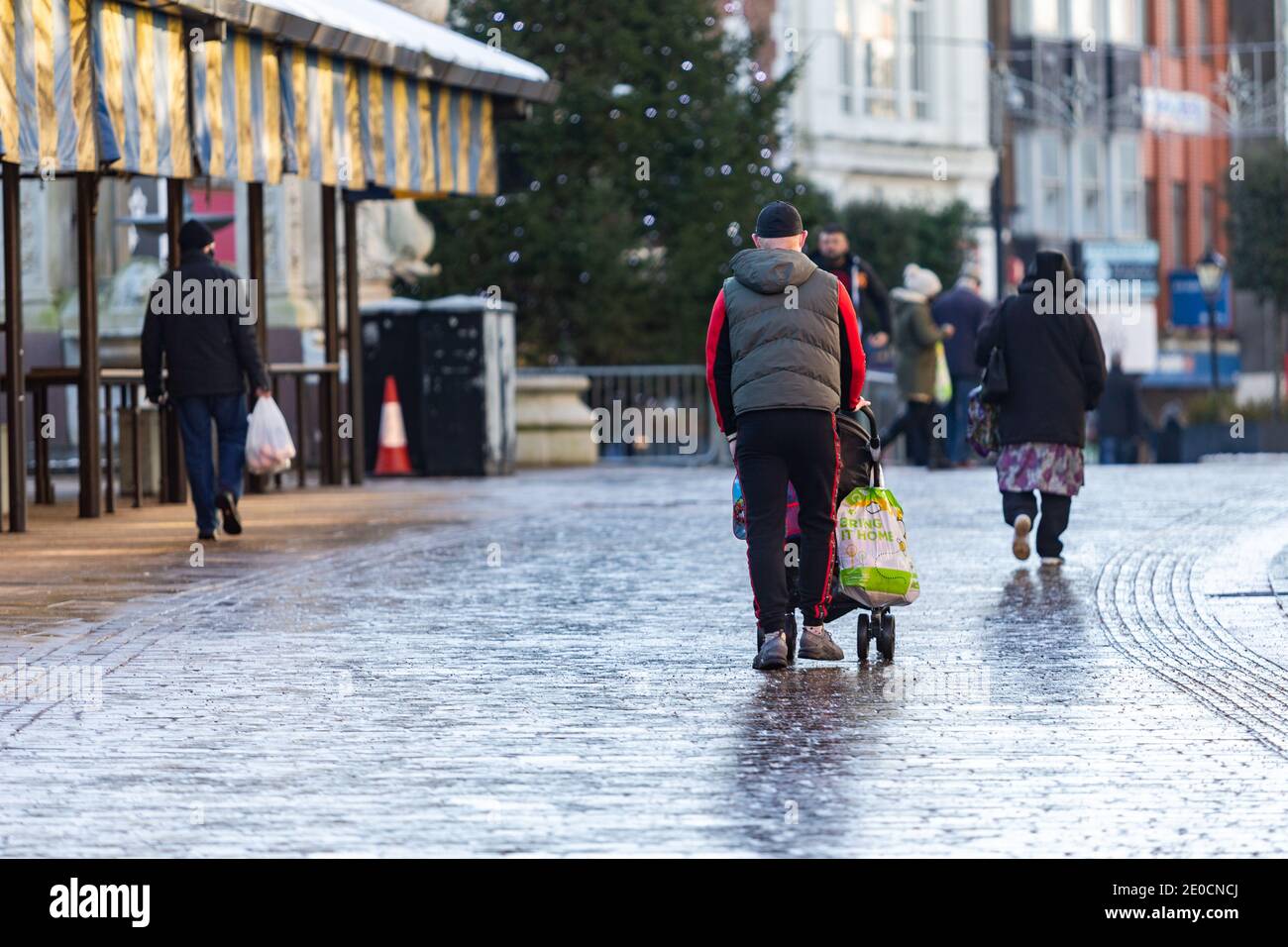 Dudley, West Midlands, Royaume-Uni. 31 décembre 2020. Le centre-ville de Dudley à la Saint-Sylvestre alors que la ville entrait dans les restrictions de niveau 4 de Covid aujourd'hui. Dudley, dans les Midlands de l'Ouest, a été durement frappé économiquement au cours des 15 dernières années et sa High Street a diminué comme beaucoup d'autres villes. Le taux global d'infection de Dudley au cours de la semaine allant jusqu'au 23 décembre était de 306.6 cas pour 100,000 000 personnes - avec 986 cas enregistrés au cours des sept jours - en hausse de 37.1 %. Crédit : Peter Lophan/Alay Live News Banque D'Images