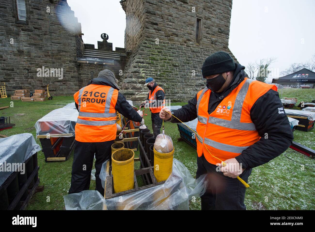 Stirling, Écosse, Royaume-Uni. 31 décembre 2020. Photo : experts pyrotechniques du Monument Wallace. Des experts pyrotechniques de 21CC Fireworks, une société d'événements basée à Édimbourg, chargent soigneusement les obus de mortier dans leurs tubes de lancement alors qu'ils se préparent pour ce soir Hogmanay pyro spectaculaire qui illuminera le ciel à 600 mètres au-dessus du Monument Wallace. Un spectacle de lumière projeté sur la façade du Monument Wallace accompagnera les feux d'artifice. En raison de la pandémie du coronavirus (COVID19), le spectacle sera diffusé en direct à la télévision et en ligne depuis que l'Écosse est en phase 4 verrouillée. Crédit : Colin Fisher Banque D'Images