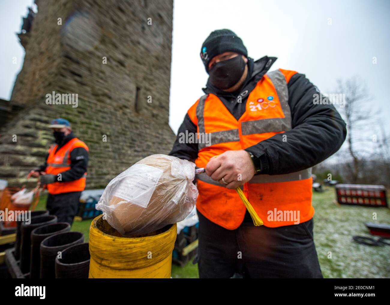 Stirling, Écosse, Royaume-Uni. 31 décembre 2020. Photo : experts pyrotechniques du Monument Wallace. Des experts pyrotechniques de 21CC Fireworks, une société d'événements basée à Édimbourg, chargent soigneusement les obus de mortier dans leurs tubes de lancement alors qu'ils se préparent pour ce soir Hogmanay pyro spectaculaire qui illuminera le ciel à 600 mètres au-dessus du Monument Wallace. Un spectacle de lumière projeté sur la façade du Monument Wallace accompagnera les feux d'artifice. En raison de la pandémie du coronavirus (COVID19), le spectacle sera diffusé en direct à la télévision et en ligne depuis que l'Écosse est en phase 4 verrouillée. Crédit : Colin Fisher Banque D'Images
