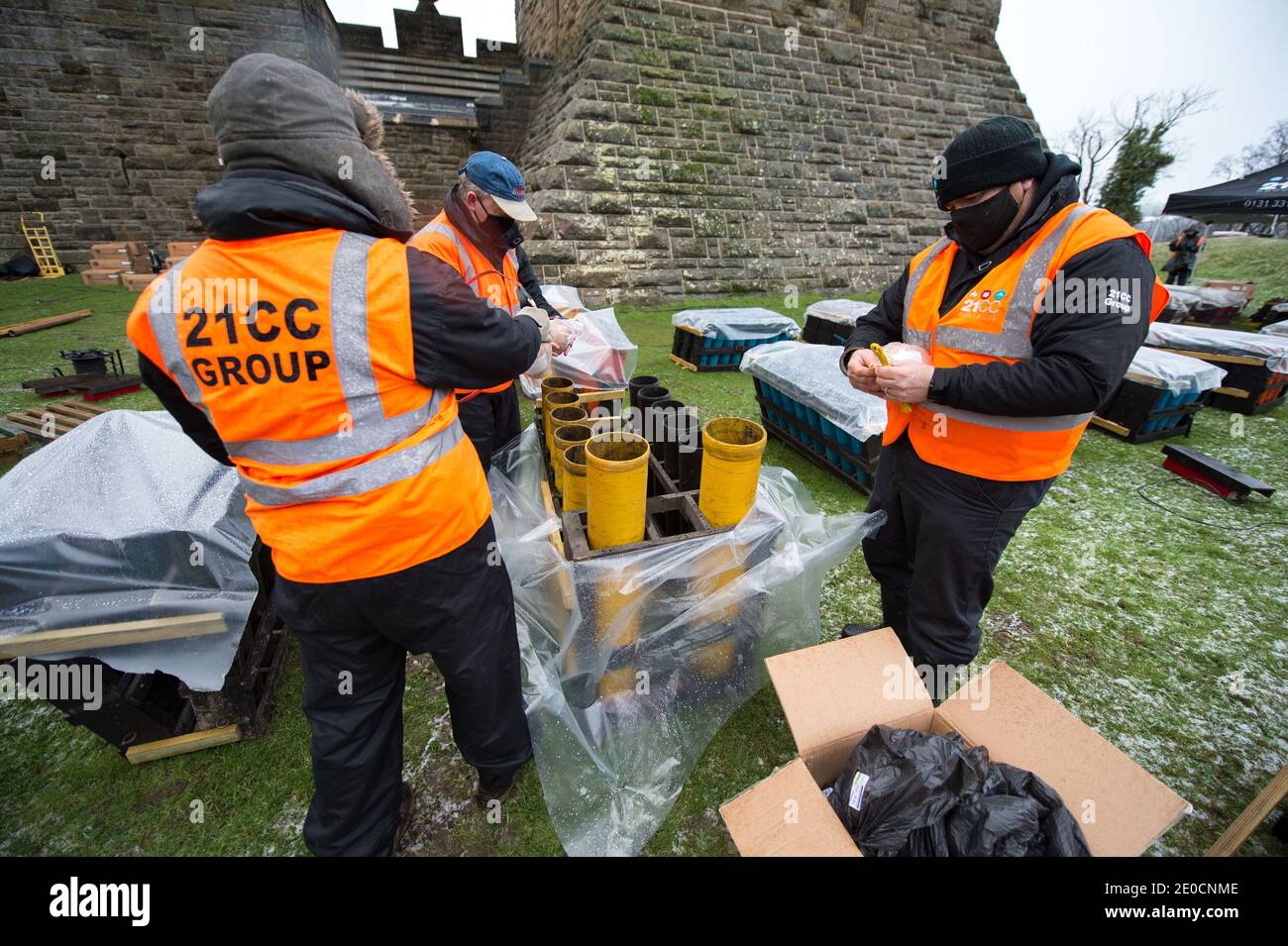 Stirling, Écosse, Royaume-Uni. 31 décembre 2020. Photo : experts pyrotechniques du Monument Wallace. Des experts pyrotechniques de 21CC Fireworks, une société d'événements basée à Édimbourg, chargent soigneusement les obus de mortier dans leurs tubes de lancement alors qu'ils se préparent pour ce soir Hogmanay pyro spectaculaire qui illuminera le ciel à 600 mètres au-dessus du Monument Wallace. Un spectacle de lumière projeté sur la façade du Monument Wallace accompagnera les feux d'artifice. En raison de la pandémie du coronavirus (COVID19), le spectacle sera diffusé en direct à la télévision et en ligne depuis que l'Écosse est en phase 4 verrouillée. Crédit : Colin Fisher Banque D'Images