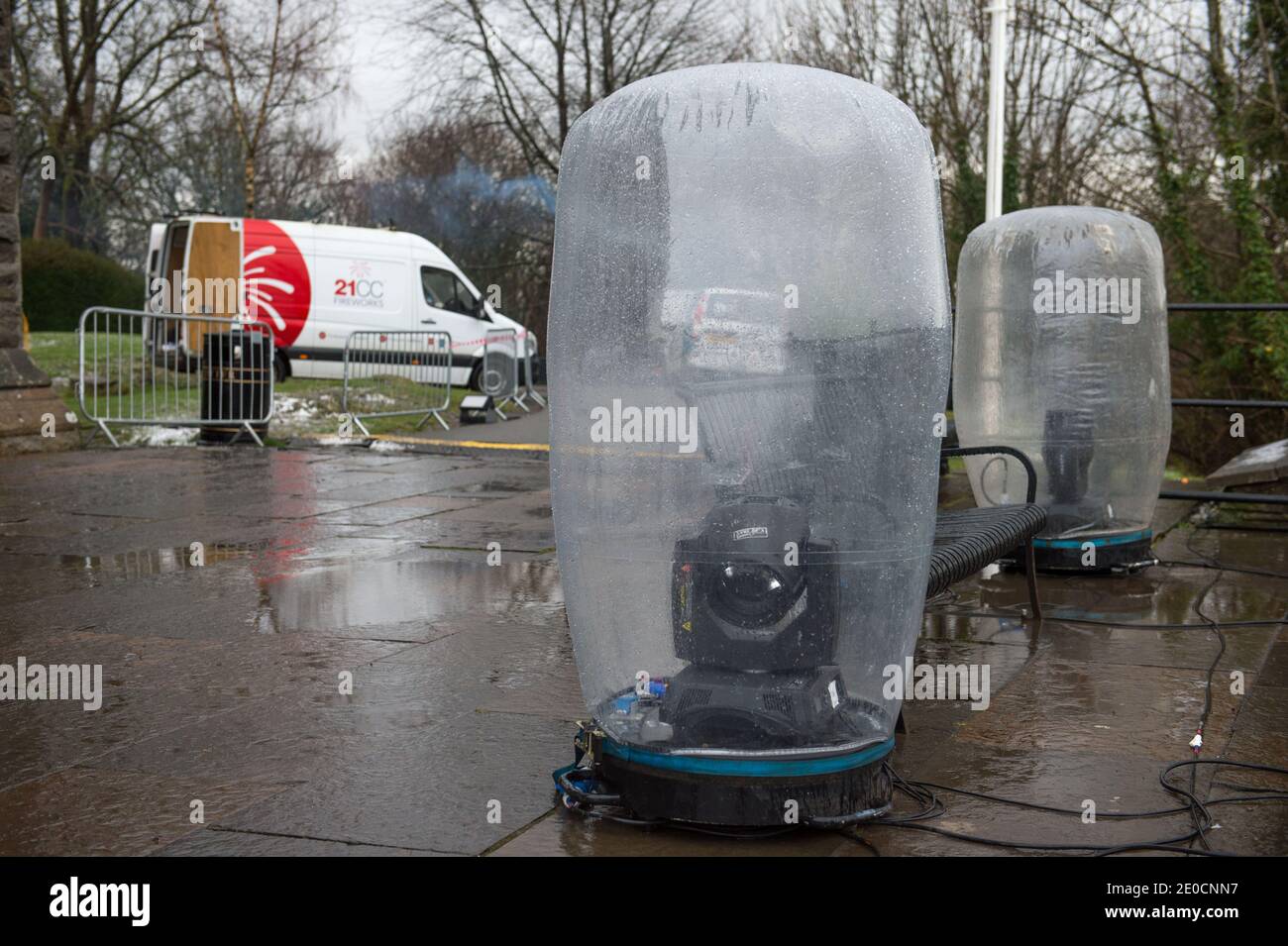 Stirling, Écosse, Royaume-Uni. 31 décembre 2020. Photo : équipement d'éclairage industriel pour le salon. Des experts pyrotechniques de 21CC Fireworks, une société d'événements basée à Édimbourg, chargent soigneusement les obus de mortier dans leurs tubes de lancement alors qu'ils se préparent pour ce soir Hogmanay pyro spectaculaire qui illuminera le ciel à 600 mètres au-dessus du Monument Wallace. Un spectacle de lumière projeté sur la façade du Monument Wallace accompagnera les feux d'artifice. En raison de la pandémie du coronavirus (COVID19), le spectacle sera diffusé en direct à la télévision et en ligne depuis que l'Écosse est en phase 4 verrouillée. Crédit : Colin Fisher Banque D'Images