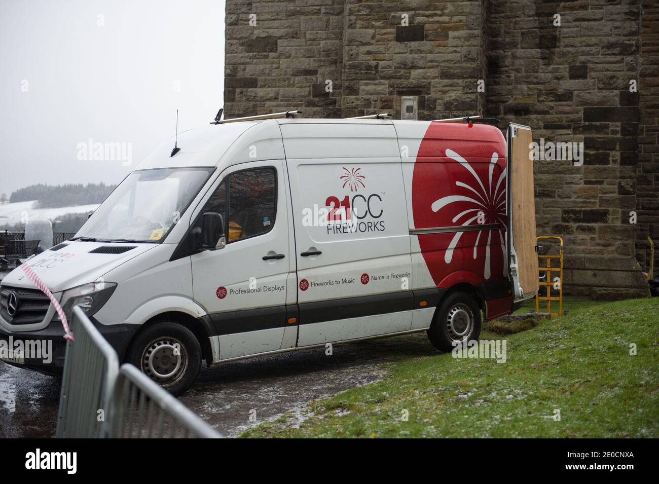 Stirling, Écosse, Royaume-Uni. 31 décembre 2020. Photo : Monument Wallace. Des experts pyrotechniques de 21CC Fireworks, une société d'événements basée à Édimbourg, chargent soigneusement les obus de mortier dans leurs tubes de lancement alors qu'ils se préparent pour ce soir Hogmanay pyro spectaculaire qui illuminera le ciel à 600 mètres au-dessus du Monument Wallace. Un spectacle de lumière projeté sur la façade du Monument Wallace accompagnera les feux d'artifice. En raison de la pandémie du coronavirus (COVID19), le spectacle sera diffusé en direct à la télévision et en ligne depuis que l'Écosse est en phase 4 verrouillée. Crédit : Colin Fisher/Alay Live News Banque D'Images