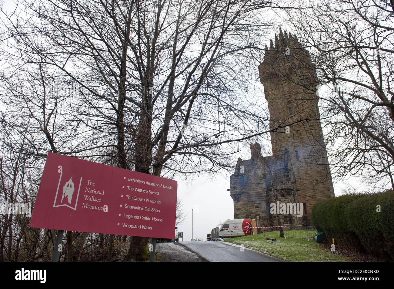 Stirling, Écosse, Royaume-Uni. 31 décembre 2020. Photo : Monument Wallace. Des experts pyrotechniques de 21CC Fireworks, une société d'événements basée à Édimbourg, chargent soigneusement les obus de mortier dans leurs tubes de lancement alors qu'ils se préparent pour ce soir Hogmanay pyro spectaculaire qui illuminera le ciel à 600 mètres au-dessus du Monument Wallace. Un spectacle de lumière projeté sur la façade du Monument Wallace accompagnera les feux d'artifice. En raison de la pandémie du coronavirus (COVID19), le spectacle sera diffusé en direct à la télévision et en ligne depuis que l'Écosse est en phase 4 verrouillée. Crédit : Colin Fisher/Alay Live News Banque D'Images