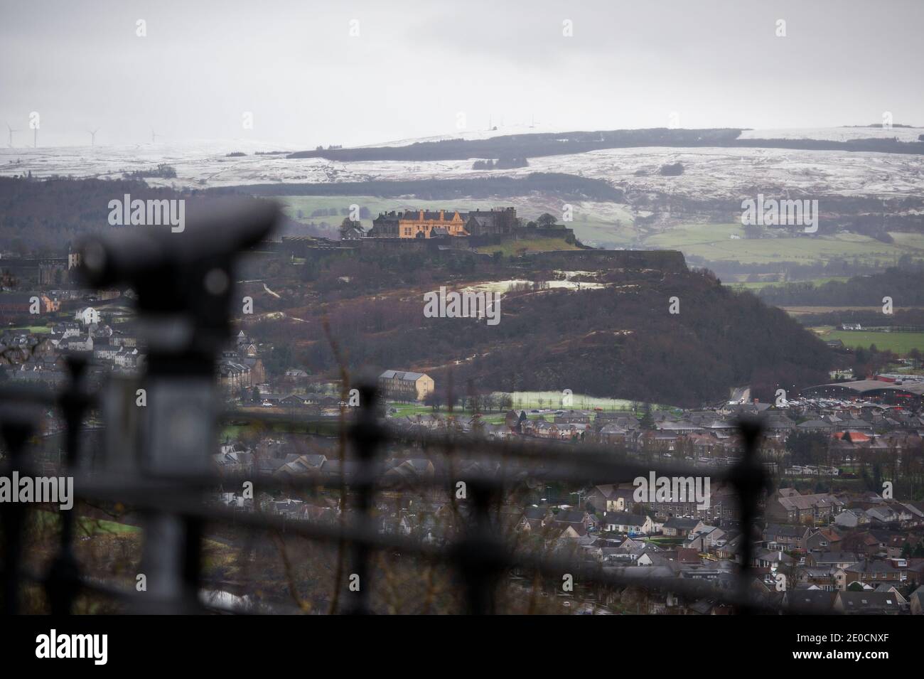 Stirling, Écosse, Royaume-Uni. 31 décembre 2020. Photo : vue vers le château de Stirling où les feux d'artifice ont été lancés précédemment. Des experts pyrotechniques de 21CC Fireworks, une société d'événements basée à Édimbourg, chargent soigneusement les obus de mortier dans leurs tubes de lancement alors qu'ils se préparent pour ce soir Hogmanay pyro spectaculaire qui illuminera le ciel à 600 mètres au-dessus du Monument Wallace. Un spectacle de lumière projeté sur la façade du Monument Wallace accompagnera les feux d'artifice. En raison de la pandémie du coronavirus (COVID19), le spectacle sera diffusé en direct à la télévision et en ligne depuis que l'Écosse est en phase 4 Banque D'Images