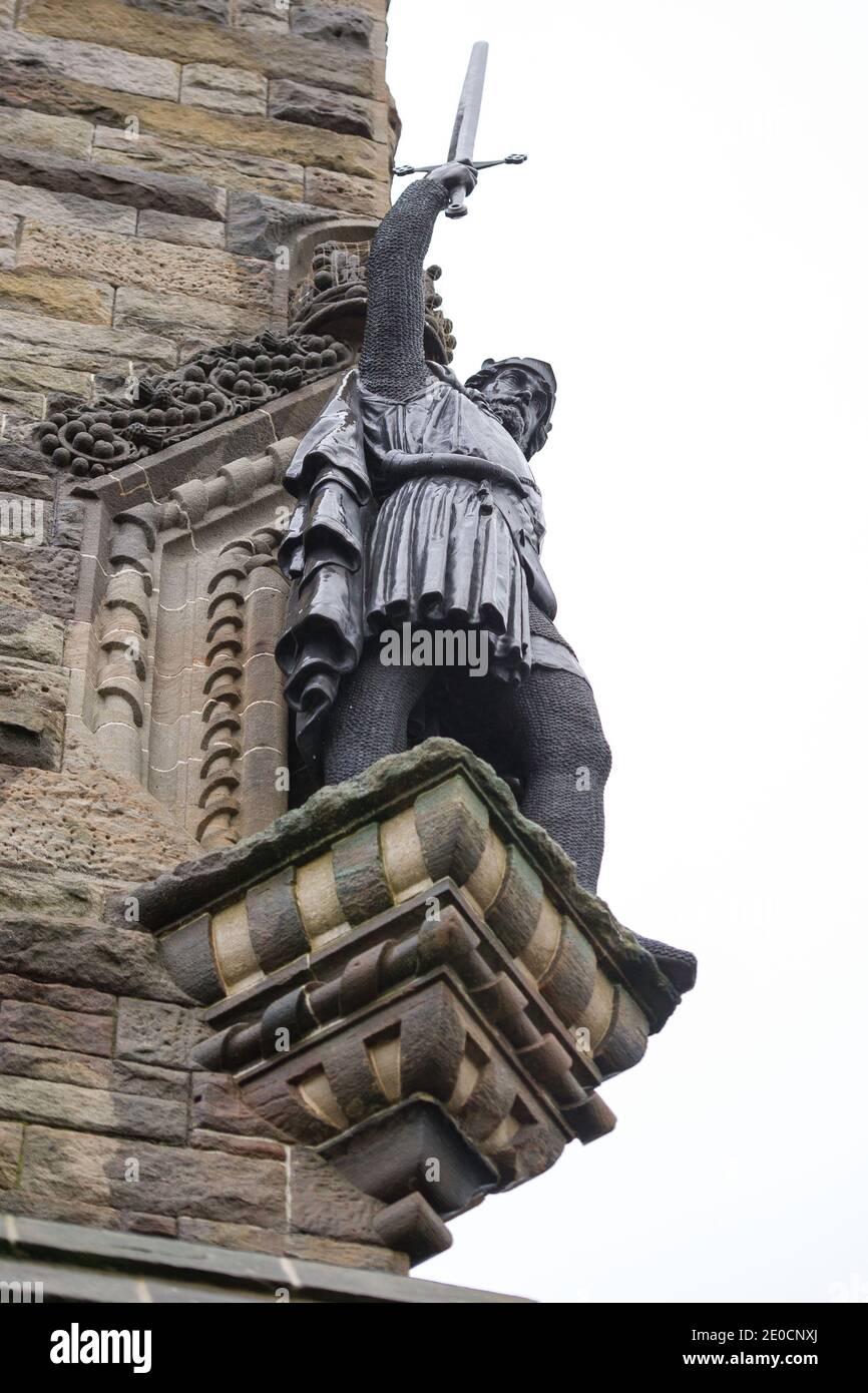 Stirling, Écosse, Royaume-Uni. 31 décembre 2020. Photo : William Wallace au Monument Wallace. Des experts pyrotechniques de 21CC Fireworks, une société d'événements basée à Édimbourg, chargent soigneusement les obus de mortier dans leurs tubes de lancement alors qu'ils se préparent pour ce soir Hogmanay pyro spectaculaire qui illuminera le ciel à 600 mètres au-dessus du Monument Wallace. Un spectacle de lumière projeté sur la façade du Monument Wallace accompagnera les feux d'artifice. En raison de la pandémie du coronavirus (COVID19), le spectacle sera diffusé en direct à la télévision et en ligne depuis que l'Écosse est en phase 4 verrouillée. Crédit : Colin Fisher Banque D'Images
