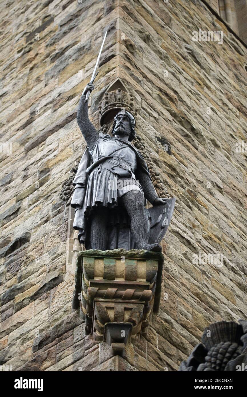 Stirling, Écosse, Royaume-Uni. 31 décembre 2020. Photo : William Wallace au Monument Wallace. Des experts pyrotechniques de 21CC Fireworks, une société d'événements basée à Édimbourg, chargent soigneusement les obus de mortier dans leurs tubes de lancement alors qu'ils se préparent pour ce soir Hogmanay pyro spectaculaire qui illuminera le ciel à 600 mètres au-dessus du Monument Wallace. Un spectacle de lumière projeté sur la façade du Monument Wallace accompagnera les feux d'artifice. En raison de la pandémie du coronavirus (COVID19), le spectacle sera diffusé en direct à la télévision et en ligne depuis que l'Écosse est en phase 4 verrouillée. Crédit : Colin Fisher Banque D'Images