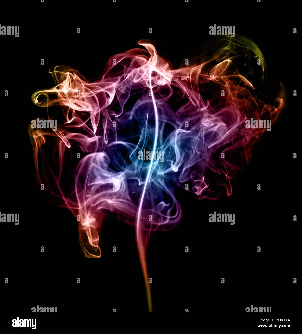 Motif en spirale de fumée coloré aux couleurs de l'arc-en-ciel sur fond noir. Banque D'Images