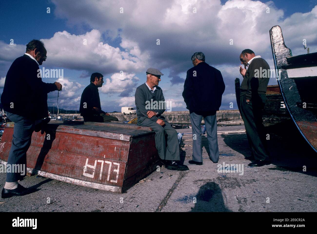 Espagne/ Nord de l'Espagne/ Galice/ Santa Eugenia littel ville de Fisher sur le coût de la Galice. Ici, les habitants ont une discussion dans le port. Banque D'Images