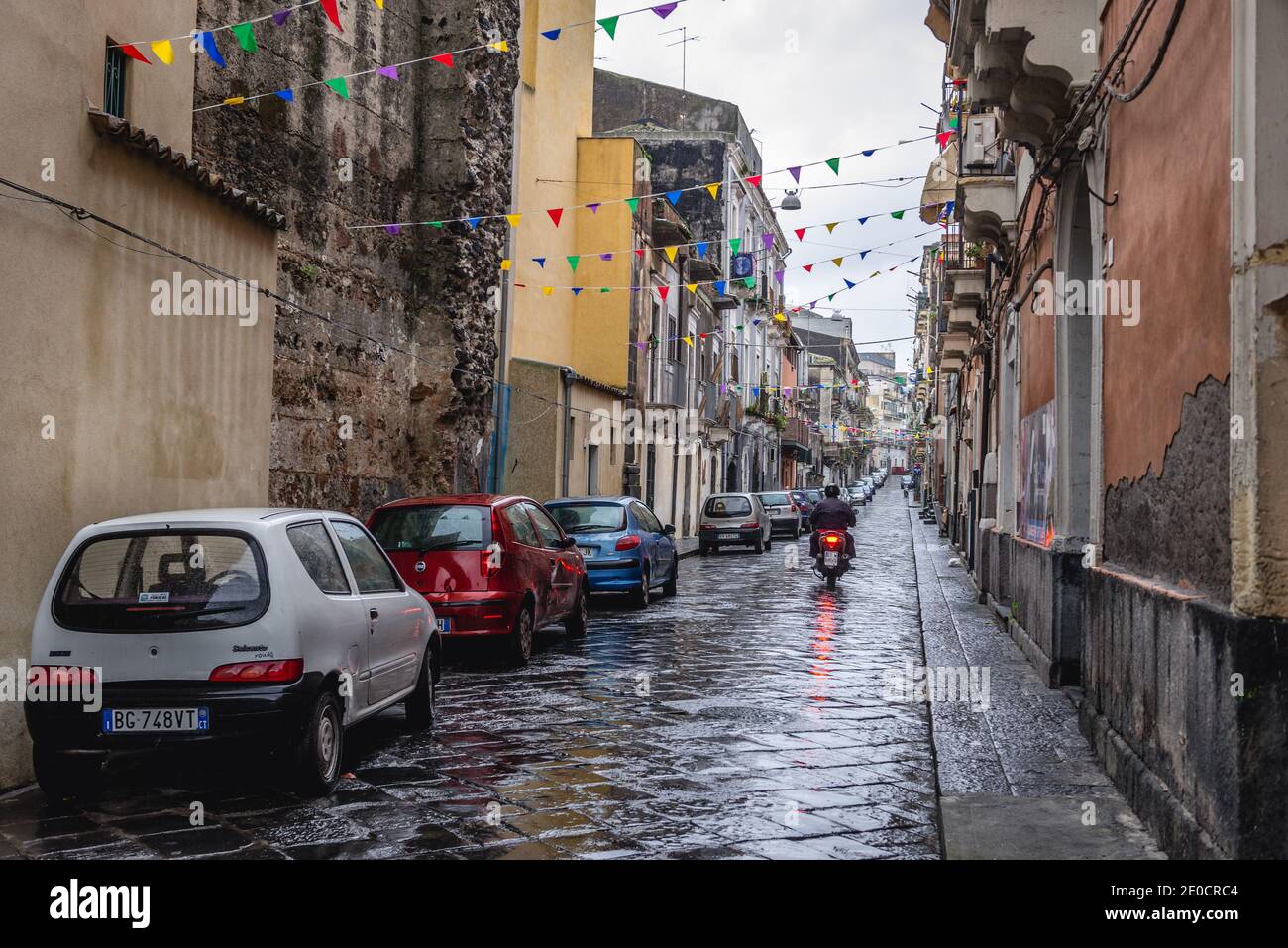 Rue étroite en Catania City sur le côté est de l'île de Sicile, Italie Banque D'Images