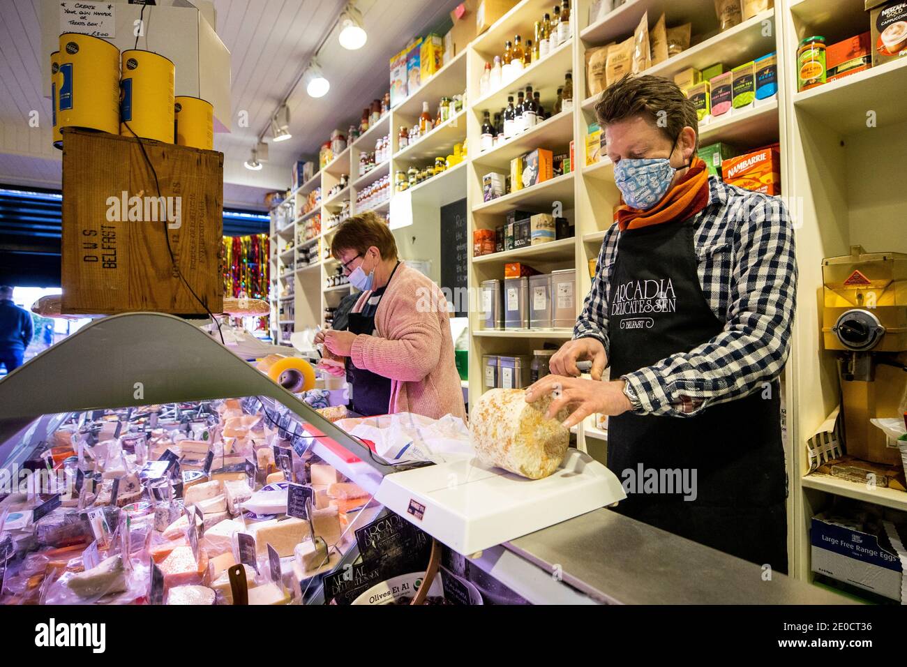 Mark Brown propriétaire de l'Arcadia, un magasin indépendant de fine food à Belfast, coupe dans le camion de stilton bleu produit producteur anglais Colston Bassett. Les fromages britanniques peuvent devenir rares sur les tablettes des épiceries fines d'Irlande du Nord, à moins qu'une offre de fraîcheur ne soit acceptée, a déclaré le propriétaire de l'entreprise. Banque D'Images