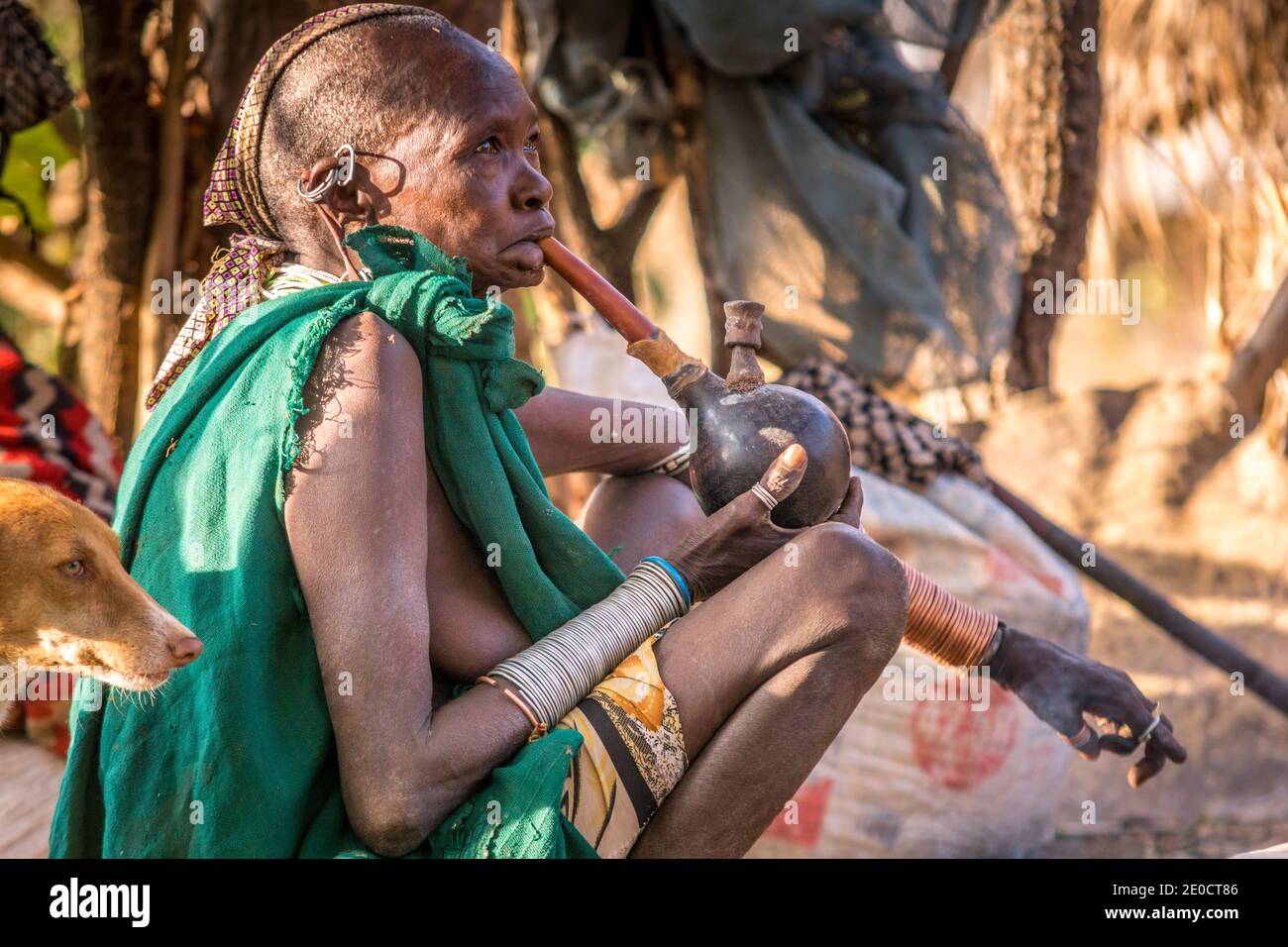 Vieille femme surma, pipe à eau de fumée, vallée d'Omo, Ethiopie Banque D'Images