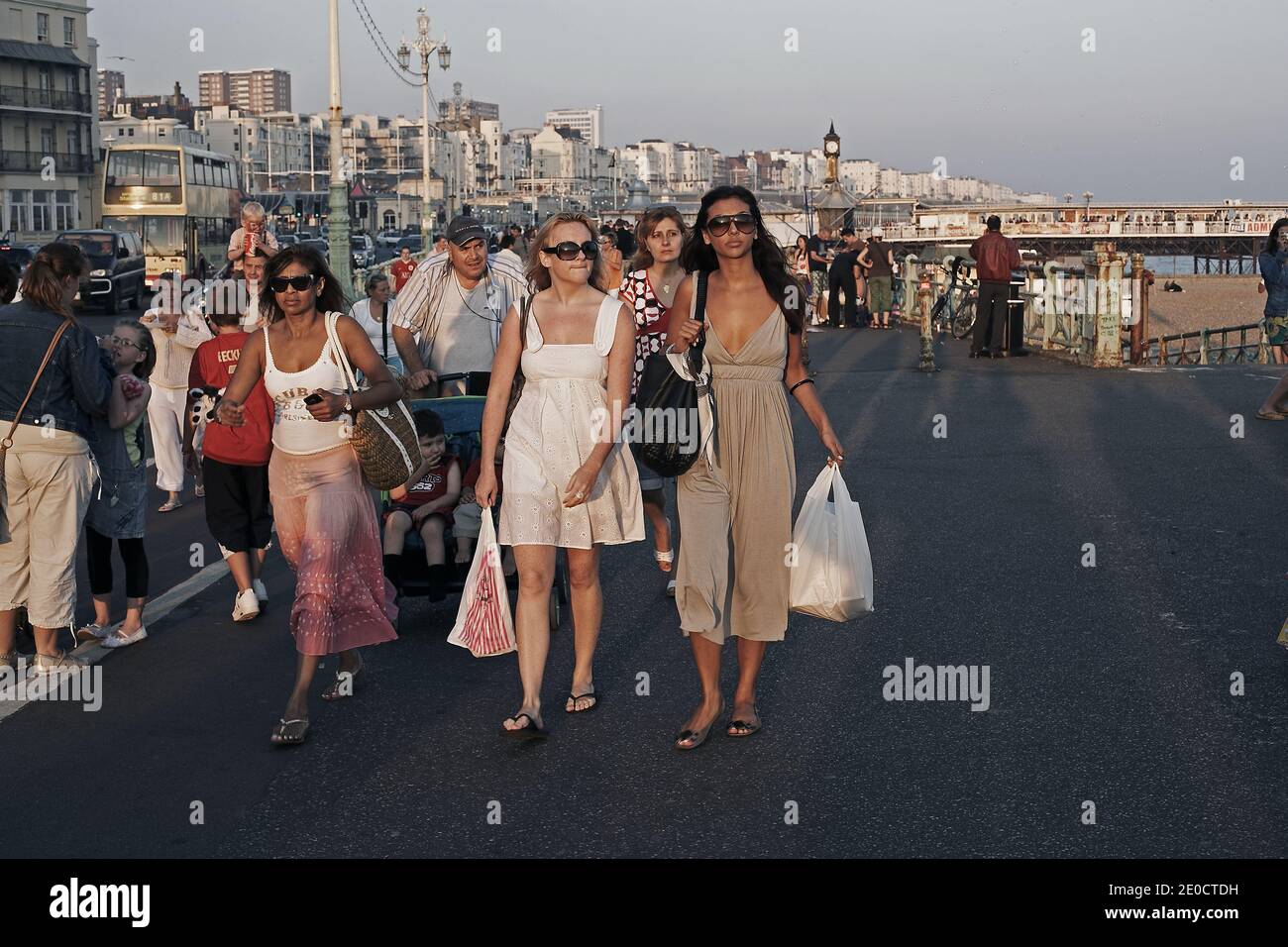 Grande Bretagne Angleterre Brighton De Belles Filles Marchent Sur La Promenade Du Bord De Mer Photo Stock Alamy
