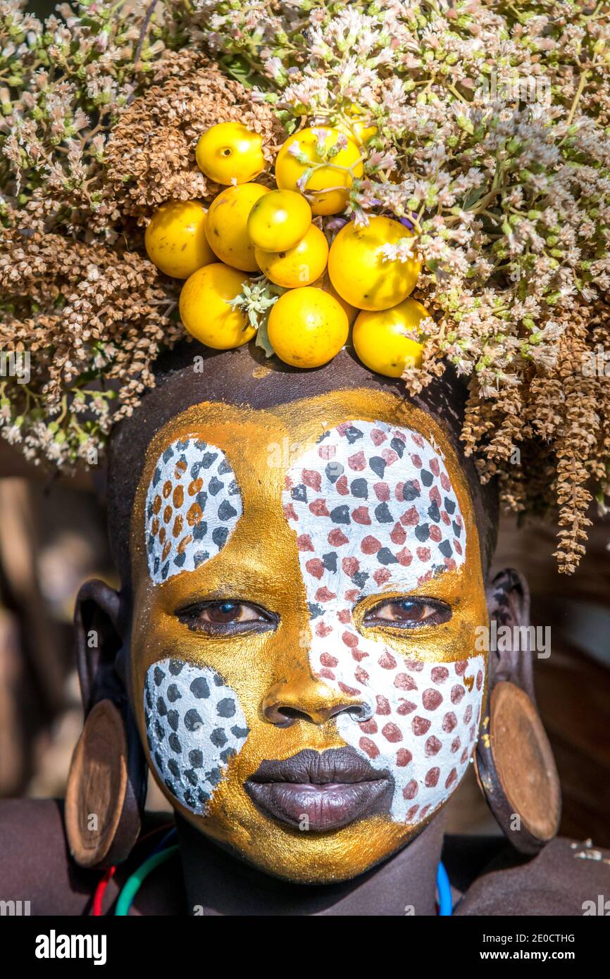 Jeune Surma, peintures du corps, vallée de l'Omo, Ethiopie Banque D'Images