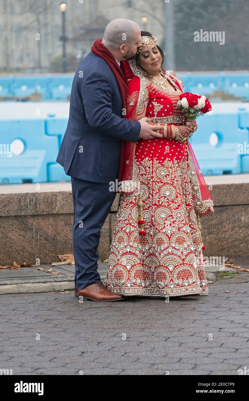 Une mariée hindoue et son marié posent pour des photos quelques heures avant leur mariage. À Flushing Meadows Corona Park, Queens, New York. Banque D'Images