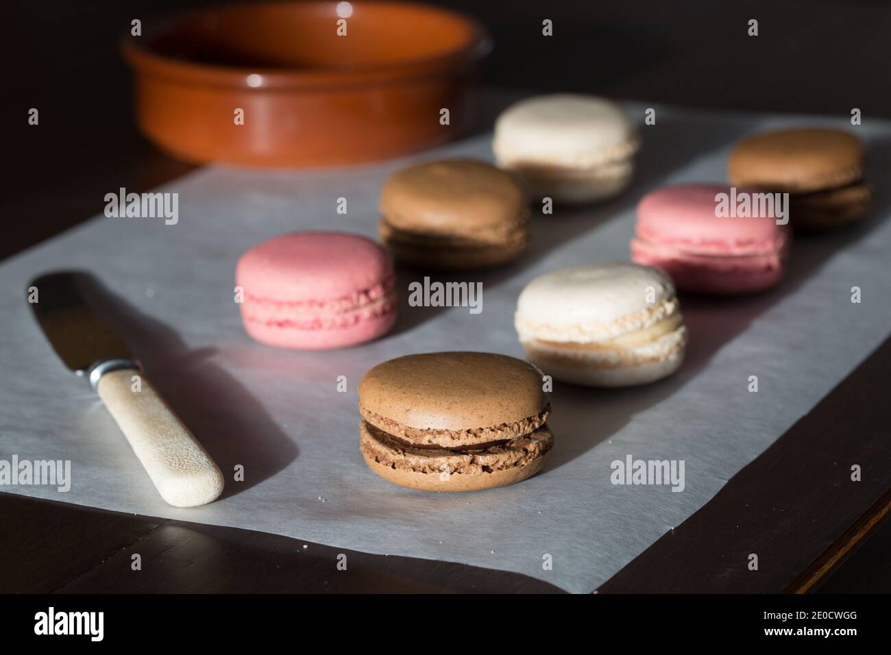 Un gros plan de nourriture de macarons maison fraîchement cuits ou macarons au chocolat, vanille et rose Banque D'Images