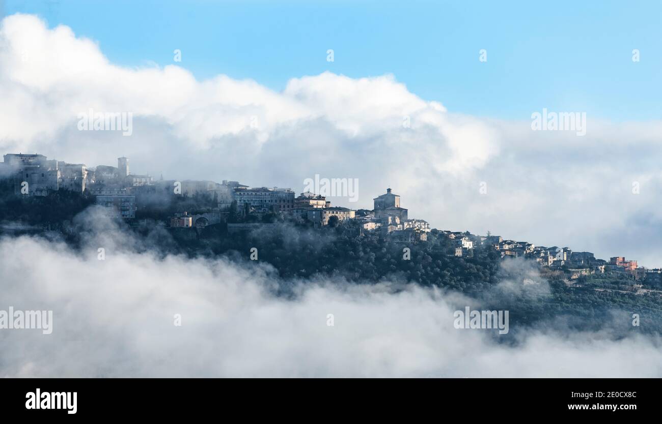 Vue panoramique sur le village de Veroli pendant une journée nuageux. Veroli est une commune italienne de la province de Frosinone, Latium, Italie centrale. Banque D'Images