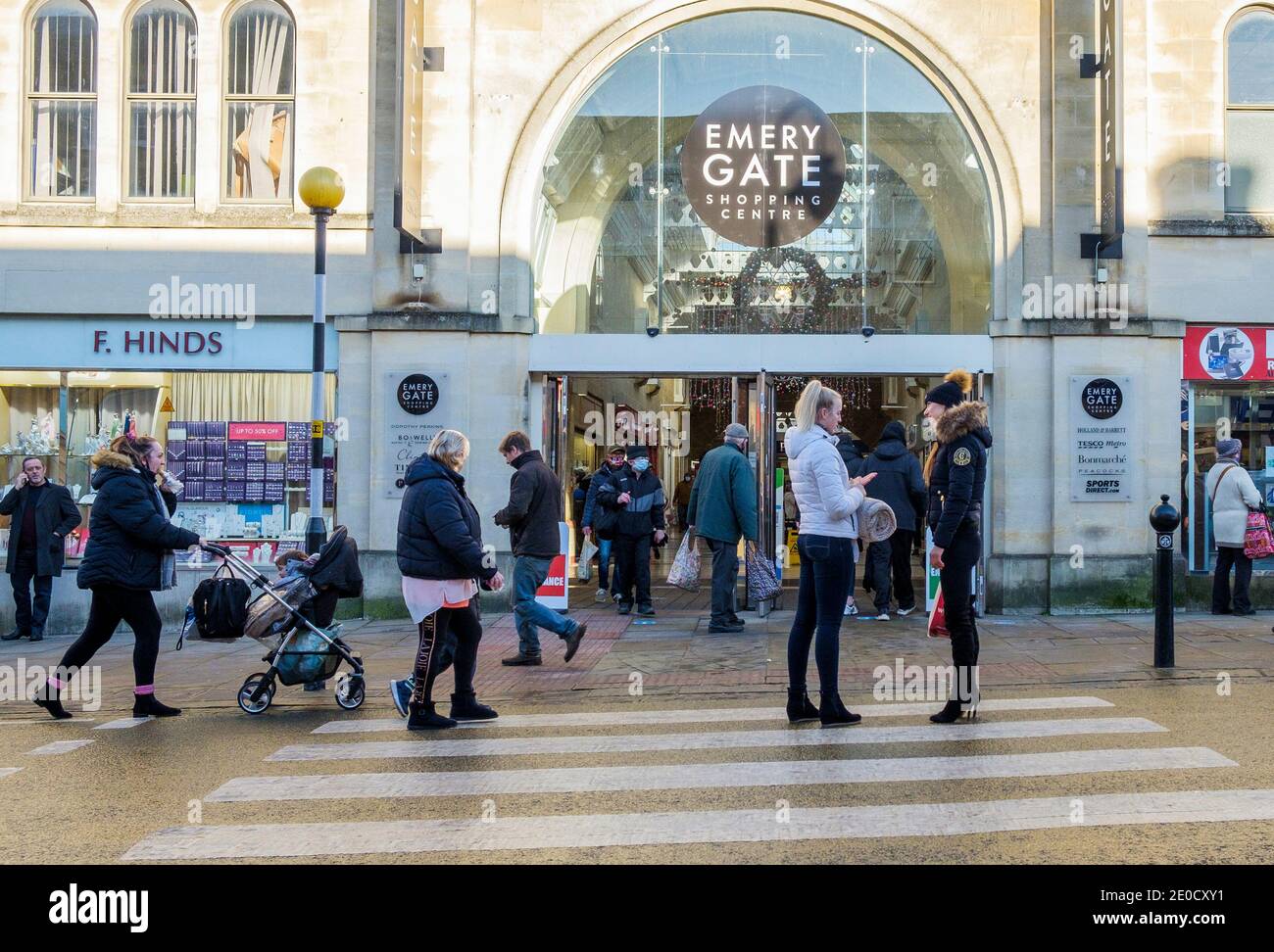 Chippenham, Wiltshire, Royaume-Uni. 31 décembre 2020. Avec la plupart des régions d'Angleterre au niveau de protection COVID 4, les acheteurs à Chippenham, Wiltshire qui est au niveau de protection COVID 3 sont représentés le dernier jour de 2020 car ils font le maximum des libertés que le niveau 3 permet. Credit: Lynchpics/Alamy Live News Banque D'Images