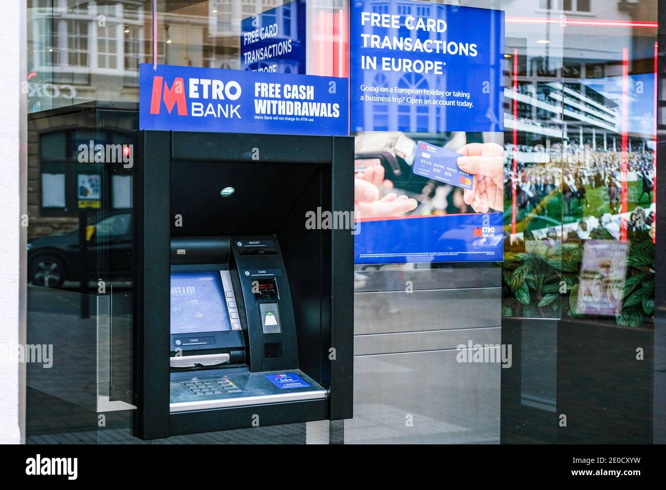 Londres, Royaume-Uni, décembre 31 2020, guichet automatique de distribution d'espèces de Metro Bank Cash point Banque D'Images