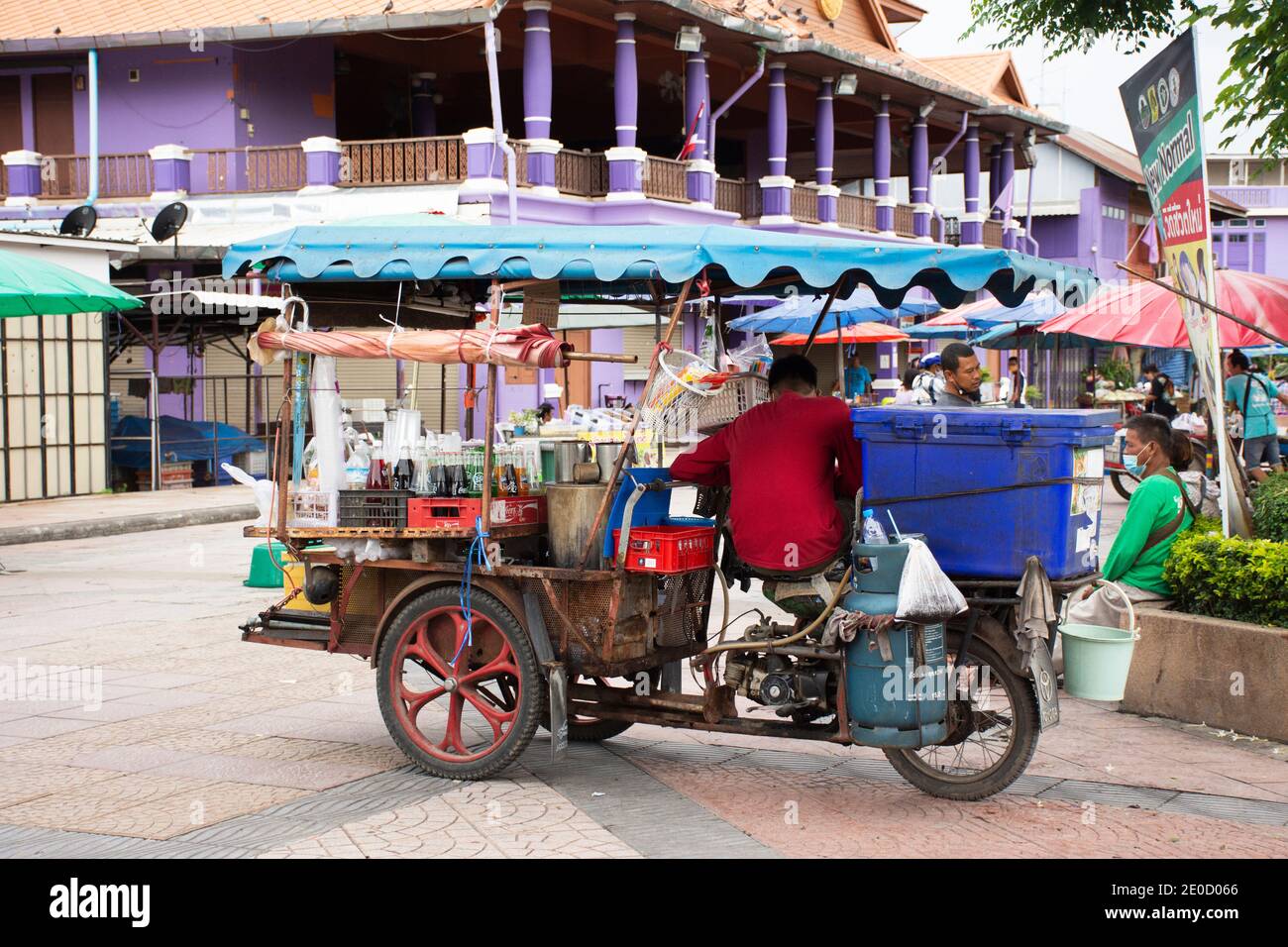 Les hommes thaïlandais sont assis sur tricycle chariot vente boissons non  alcoolisées de l'eau et du café ancien au centre du marché local, au bord  de la rivière Rivière Sakae Krang à