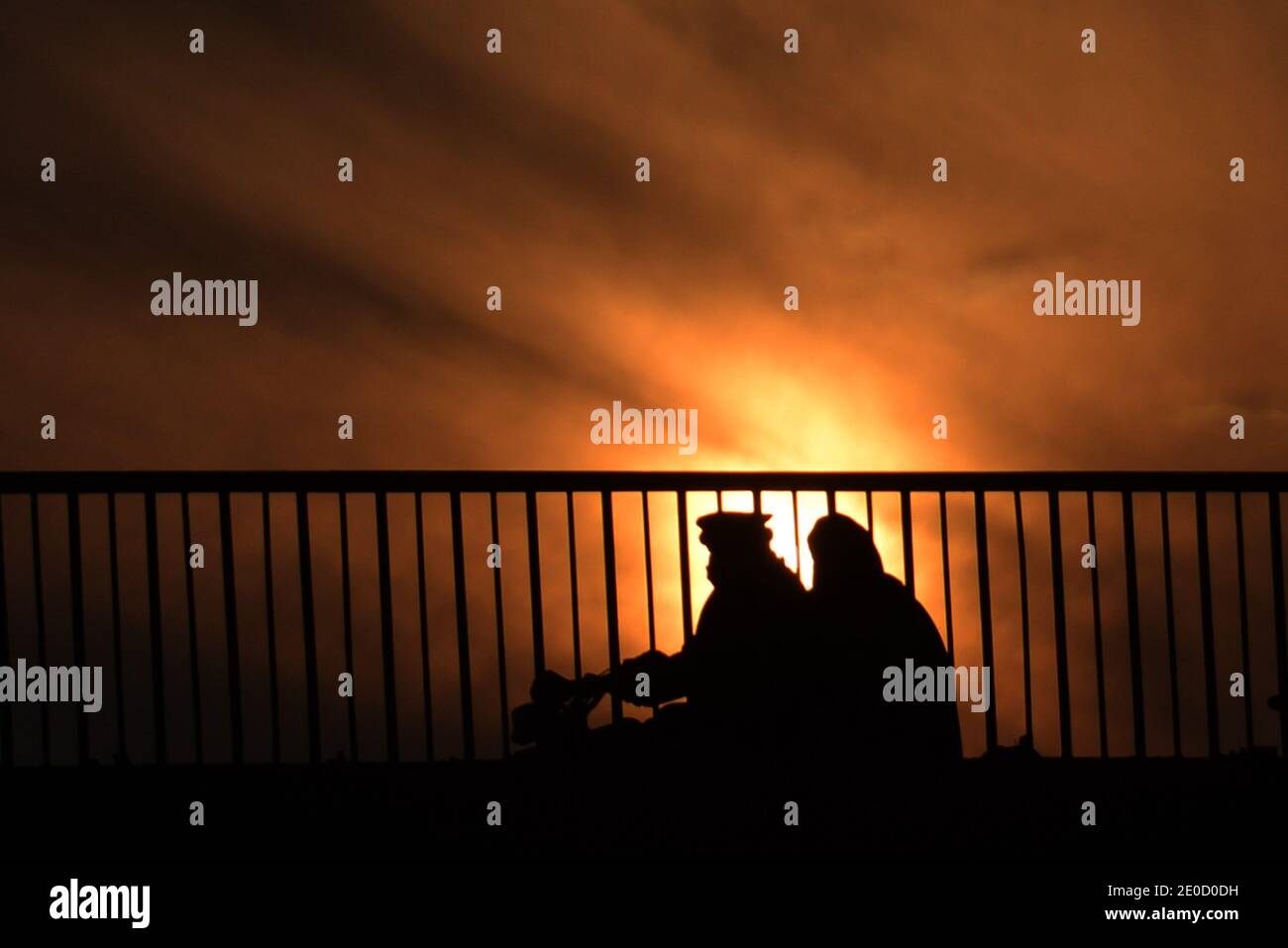 Les Pakistanais sont occupés à travailler de routine au dernier coucher du soleil De l'année 2020 sur le ciel près de la rivière Ravi À Lahore Banque D'Images