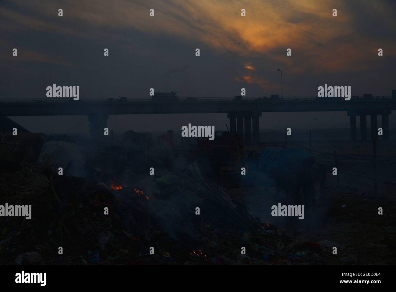 Les Pakistanais sont occupés à travailler de routine au dernier coucher du soleil De l'année 2020 sur le ciel près de la rivière Ravi À Lahore Banque D'Images