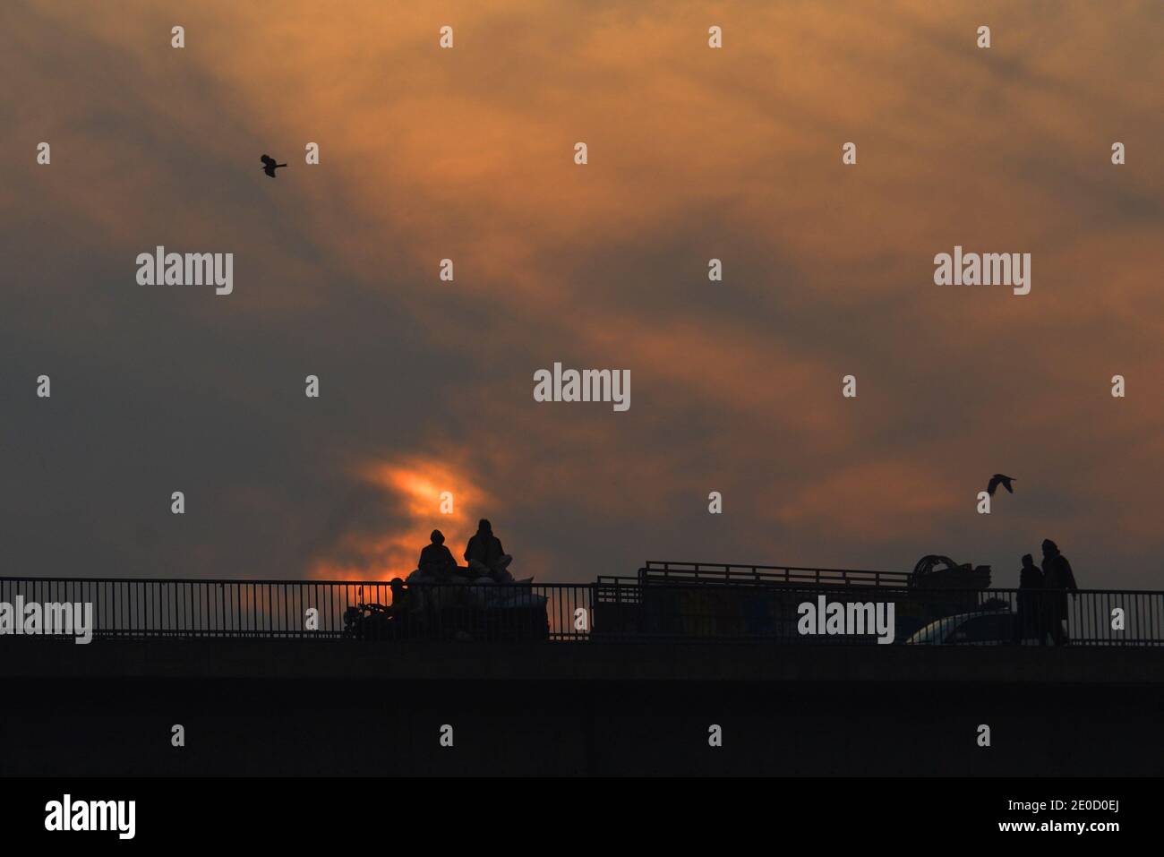 Les Pakistanais sont occupés à travailler de routine au dernier coucher du soleil De l'année 2020 sur le ciel près de la rivière Ravi À Lahore Banque D'Images