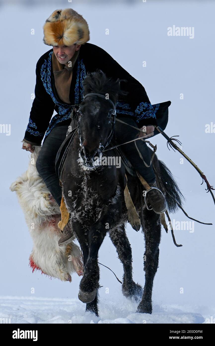 (201231) -- ZHAOSU, 31 décembre 2020 (Xinhua) -- UN cavalier se forme pour les touristes dans un champ de chevaux du comté de Zhaosu, préfecture autonome de Kazak, région autonome de Xinjiang Uygur, dans le nord-ouest de la Chine, le 20 décembre 2020. Connu comme la ville natale de l'une des meilleures races de chevaux en Chine, Zhaosu s'est transformé en une zone de tourisme équin avec des vues à couper le souffle sur les chevaux galopant et les performances équestres. Avec des ressources abondantes de glace et de neige, Zhaosu a également fait de grands efforts pour développer des activités hivernales populaires, aidant les locaux à augmenter leurs revenus. (Xinhua/Ding Lei) Banque D'Images
