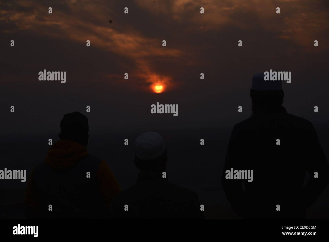 Les Pakistanais sont occupés à travailler de routine au dernier coucher du soleil De l'année 2020 sur le ciel près de la rivière Ravi À Lahore Banque D'Images