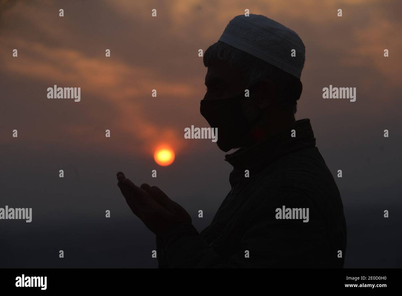 Les Pakistanais sont occupés à travailler de routine au dernier coucher du soleil De l'année 2020 sur le ciel près de la rivière Ravi À Lahore Banque D'Images