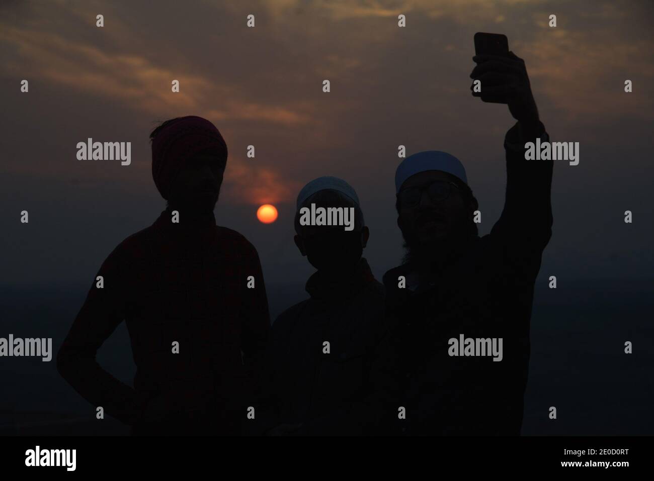 Les Pakistanais sont occupés à travailler de routine au dernier coucher du soleil De l'année 2020 sur le ciel près de la rivière Ravi À Lahore Banque D'Images