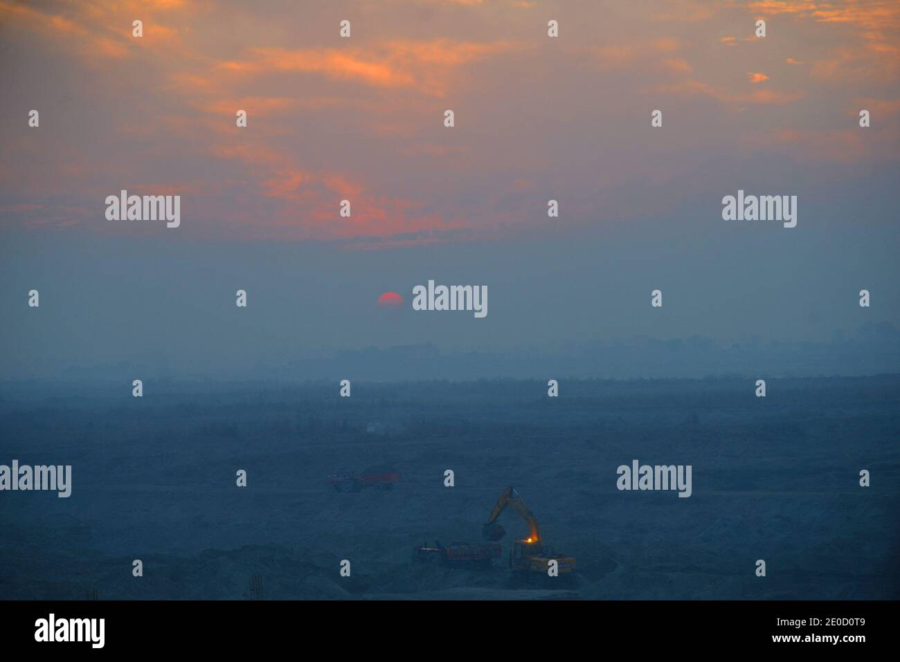 Les Pakistanais sont occupés à travailler de routine au dernier coucher du soleil De l'année 2020 sur le ciel près de la rivière Ravi À Lahore Banque D'Images