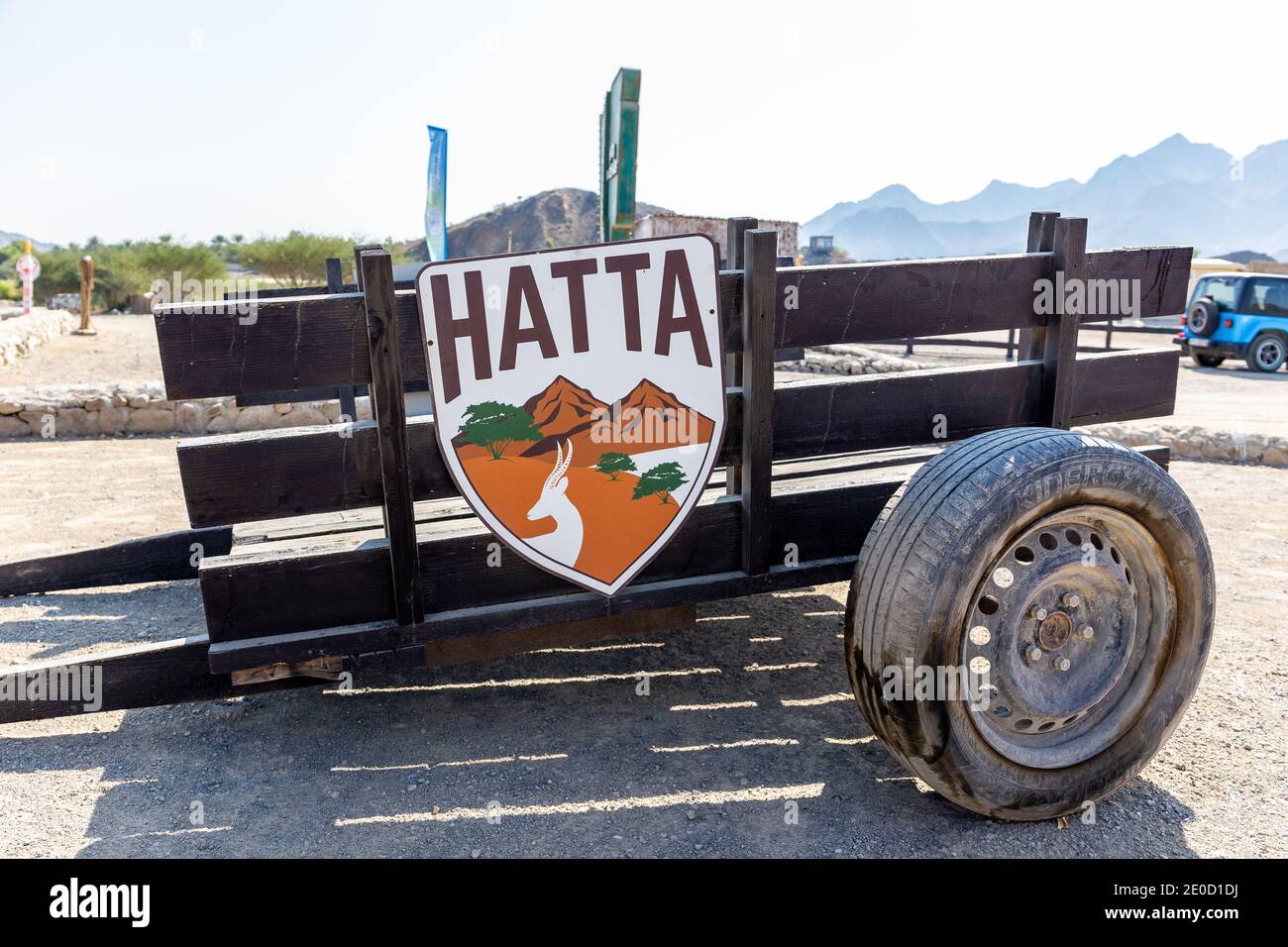 Hatta, eau, 10.11.2020. Ancienne charrette en bois avec logo Hatta à l'entrée de Hatta Wadi Hub, Émirats arabes Unis. Banque D'Images