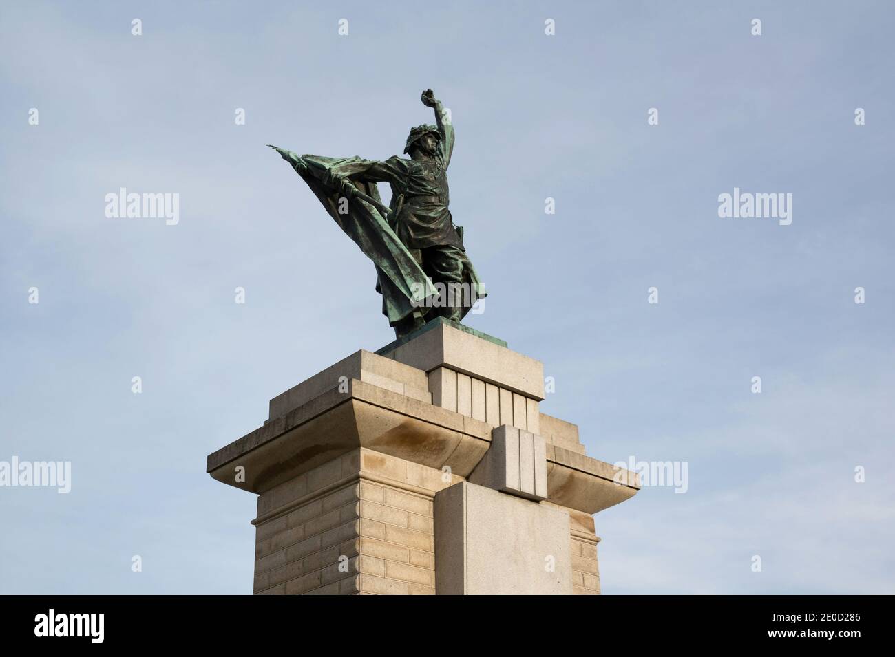 Mémorial de la libération, Brno, République tchèque / Tchéquie - mémoire de guerre - statue et sculpture du soldat et combattant de l'armée rouge. Heorisme et posture héorique. Banque D'Images