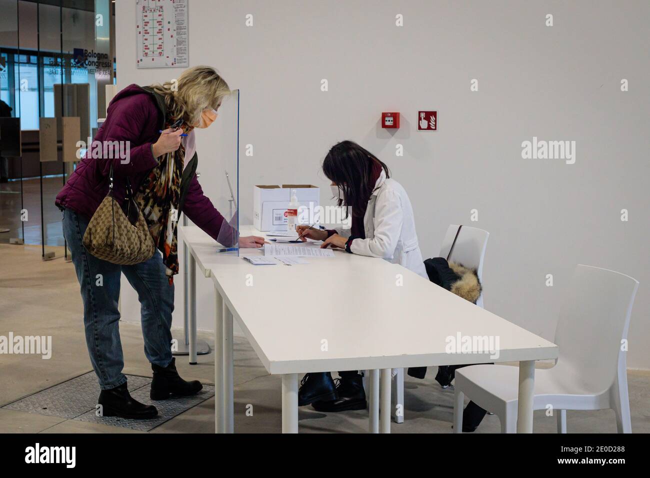 Bologne, Italie. 31 décembre 2020. Un agent de santé arrive au point de vaccination à l'intérieur du Centre Cognressi de Bologne le 31 décembre 2020 à Bologne, en Italie. L'Italie a commencé sa campagne de vaccination Covid-19 après l'arrivée des doses de Pzifer-BioNtech dans les pays de l'UE le 27 décembre. L'Italie a exclu de rendre le vaccin obligatoire. Crédit: Massimiliano Donati/Alay Live News Banque D'Images