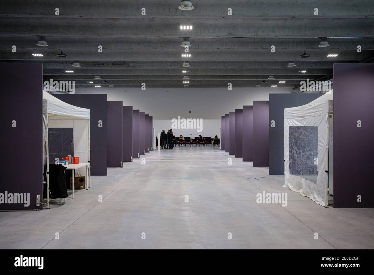 Bologne, Italie. 31 décembre 2020. Vue sur un pavillon du Centre de la convention de Bologne équipé pour accueillir l'un des centres régionaux de vaccination de Bologne le 31 décembre 2020 à Bologne, en Italie. L'Italie a commencé sa campagne de vaccination Covid-19 après l'arrivée des doses de Pzifer-BioNtech dans les pays de l'UE le 27 décembre. L'Italie a exclu de rendre le vaccin obligatoire. Crédit: Massimiliano Donati/Alay Live News Banque D'Images