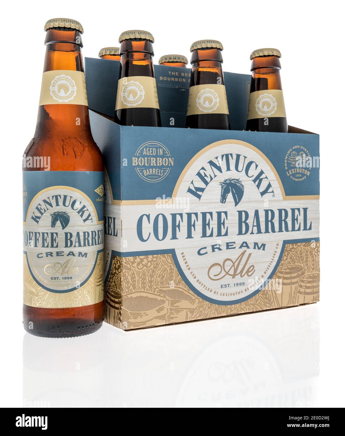 Winneconne, WI -27 décembre 2020 : un paquet de six bières à la crème de fût de café du Kentucky sur un fond isolé. Banque D'Images