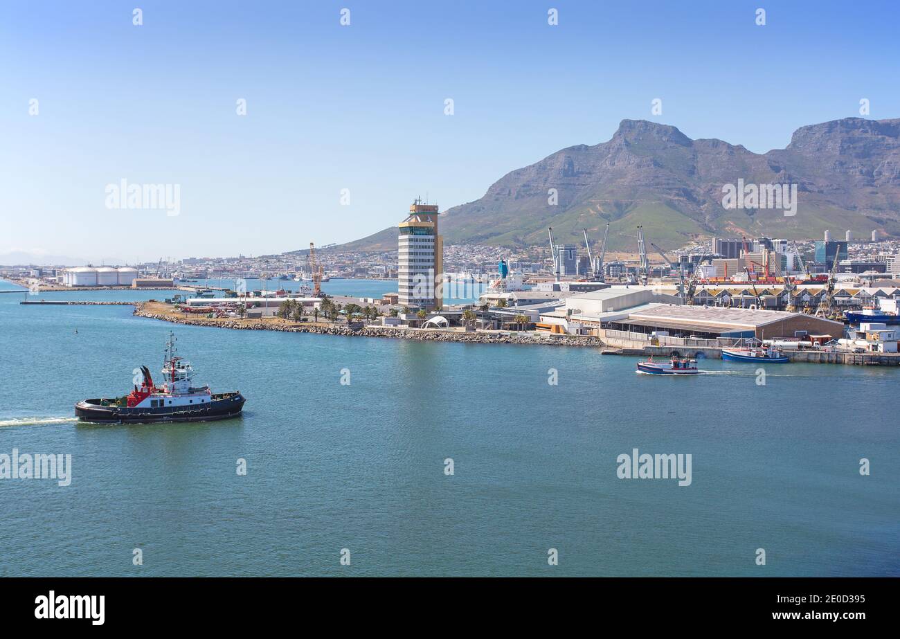 Cape Town, Western Cape, Afrique du Sud - 12.22.2020: Photo aérienne d'un remorqueur et tour de contrôle de port avec Table Mountain en arrière-plan Banque D'Images