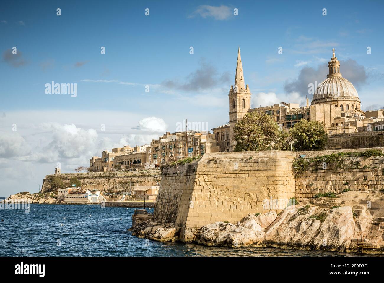 Bâtiments historiques au bord de l'eau sur le Grand Harbour, la Valette, Malte. Banque D'Images