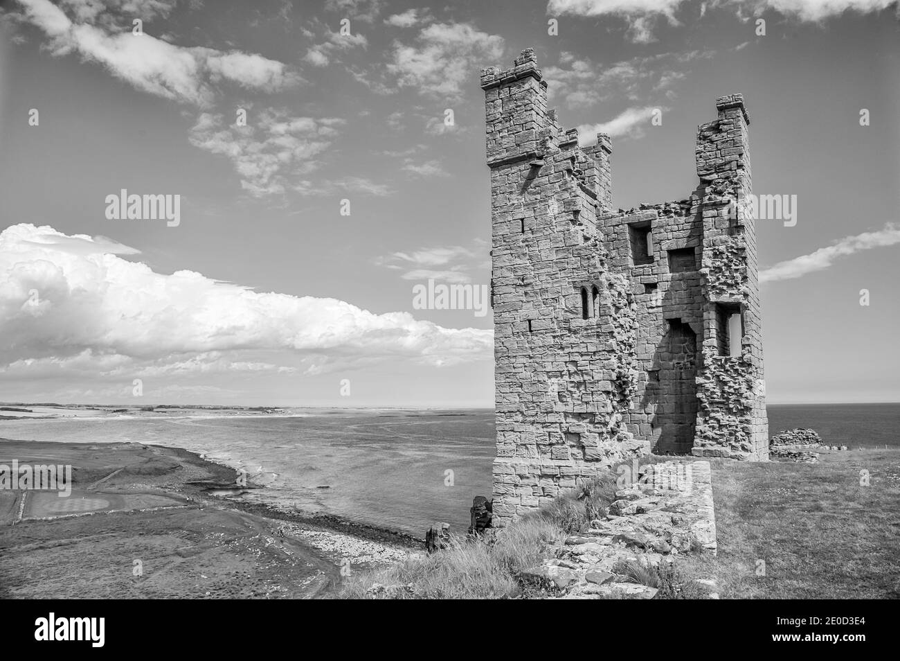 Northumberland. Ce sont les ruines du château de Dunstanburgh qui surplombent les sables de la baie d'Embleton dans le Northumberland, dans le nord-est de l'Angleterre. Le château a été nommé d'après le Saint patron de l'aveugle St Dunstan Banque D'Images