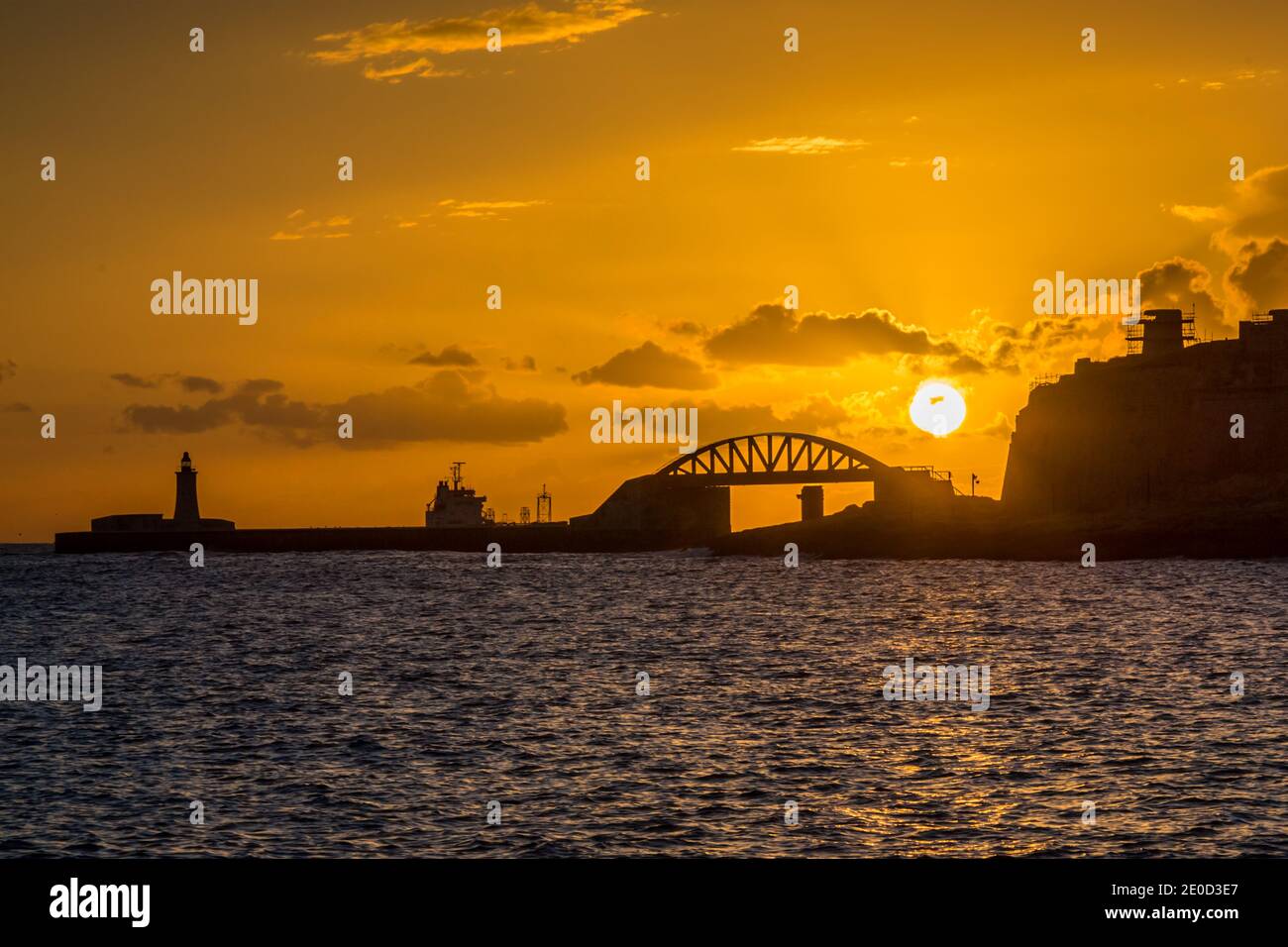 Lever de soleil sur le pont St Elmo et le Grand Port à la Valette, Malte. Banque D'Images