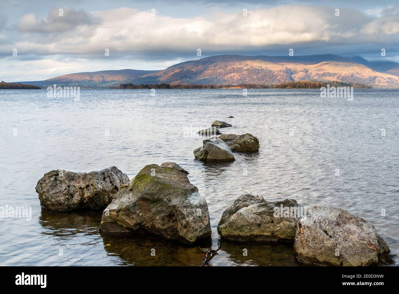 Milarrochy Bay, sur les rives du Loch Lomond, du Loch Lomond et du parc national des Trossachs, en Écosse. Banque D'Images