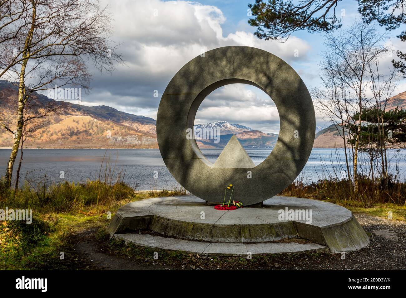 La sculpture du Rowardennan War Memorial de Doug Cocker sur la rive est de loch Lomond, en Écosse, au Royaume-Uni Banque D'Images