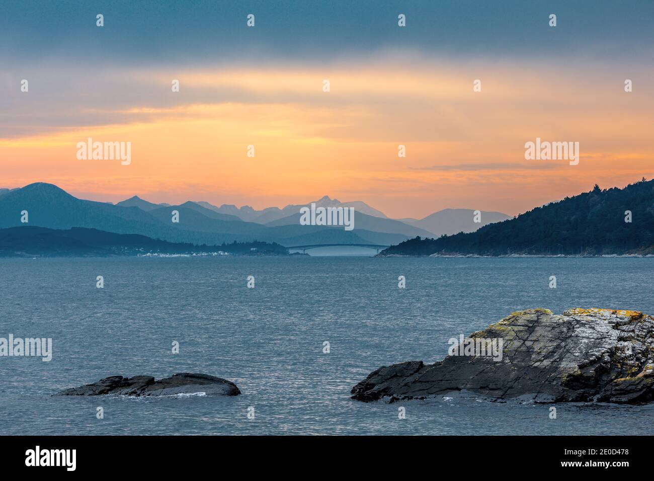 Coucher de soleil sur le pont de Skye avec les Cuillins en arrière-plan sur l'île de Skye, en Écosse. Banque D'Images