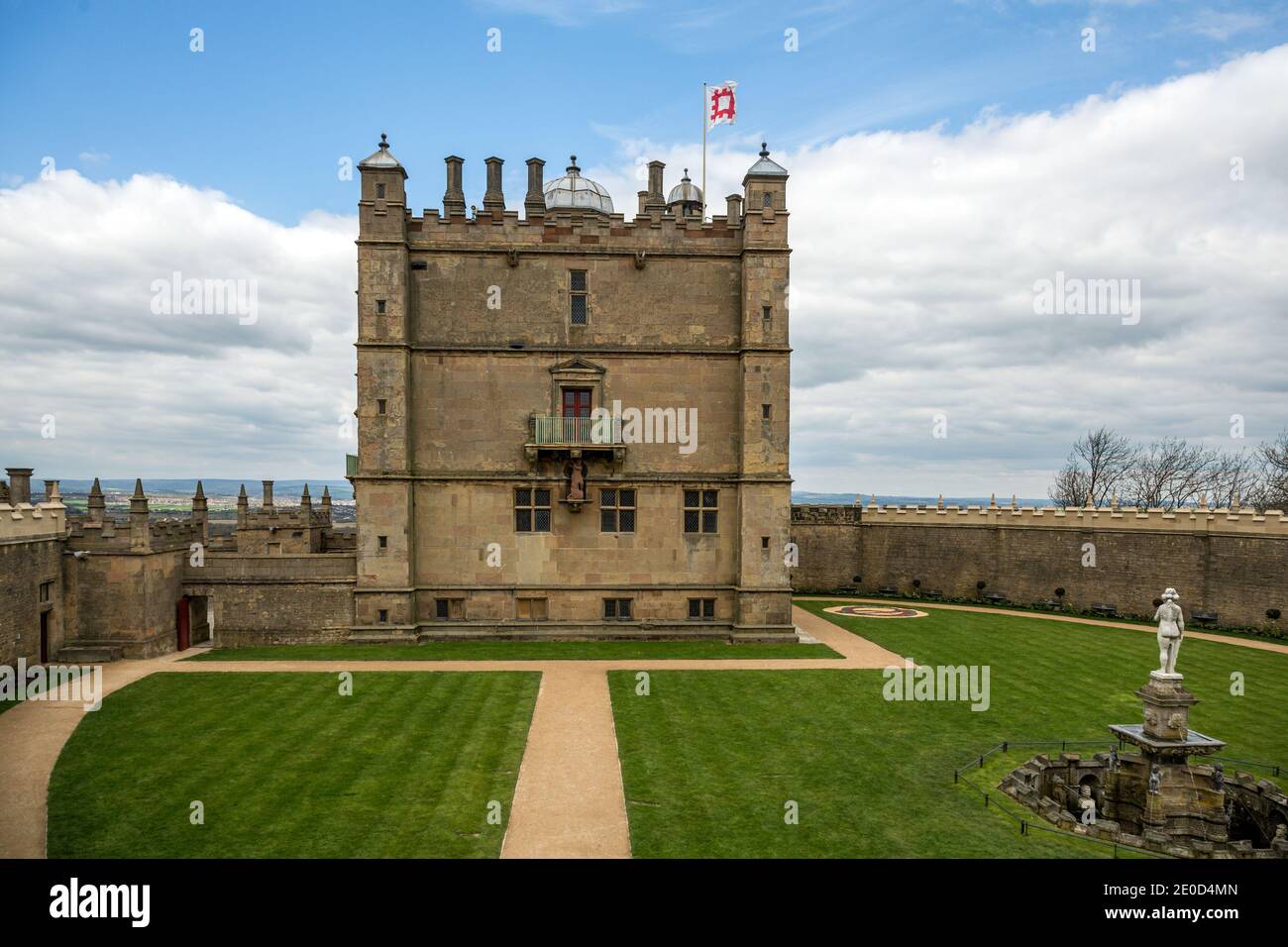 Le petit château et le jardin des fontaines du château de Bolsover à Derbyshire, Angleterre, Royaume-Uni. Un bâtiment classé de grade 1 dans le soin du patrimoine anglais Banque D'Images