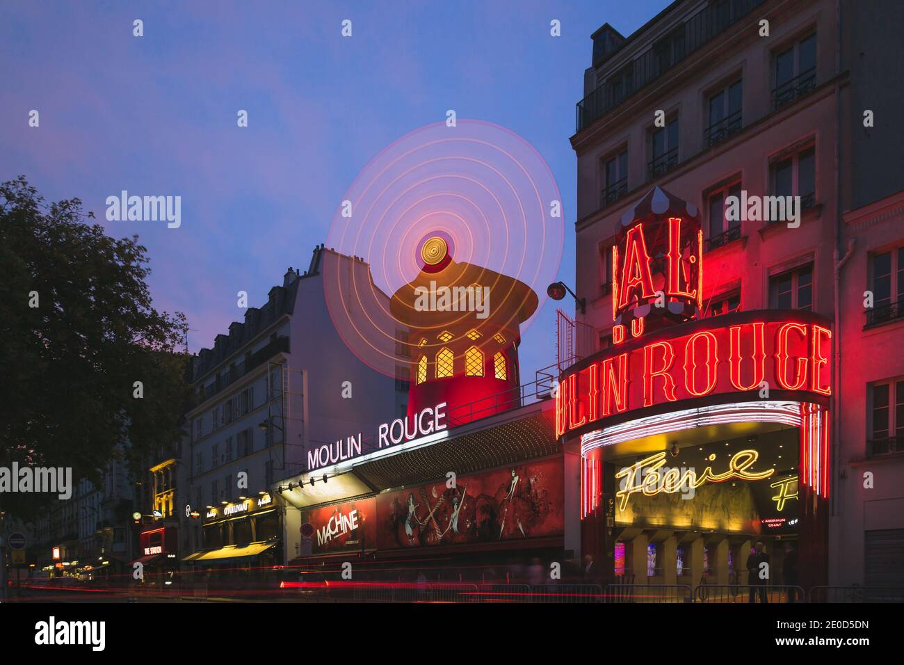 Paris, France - 31 2015 juillet : le célèbre cabaret Moulin Rouge à Pigalle, Paris en soirée d'été. Banque D'Images