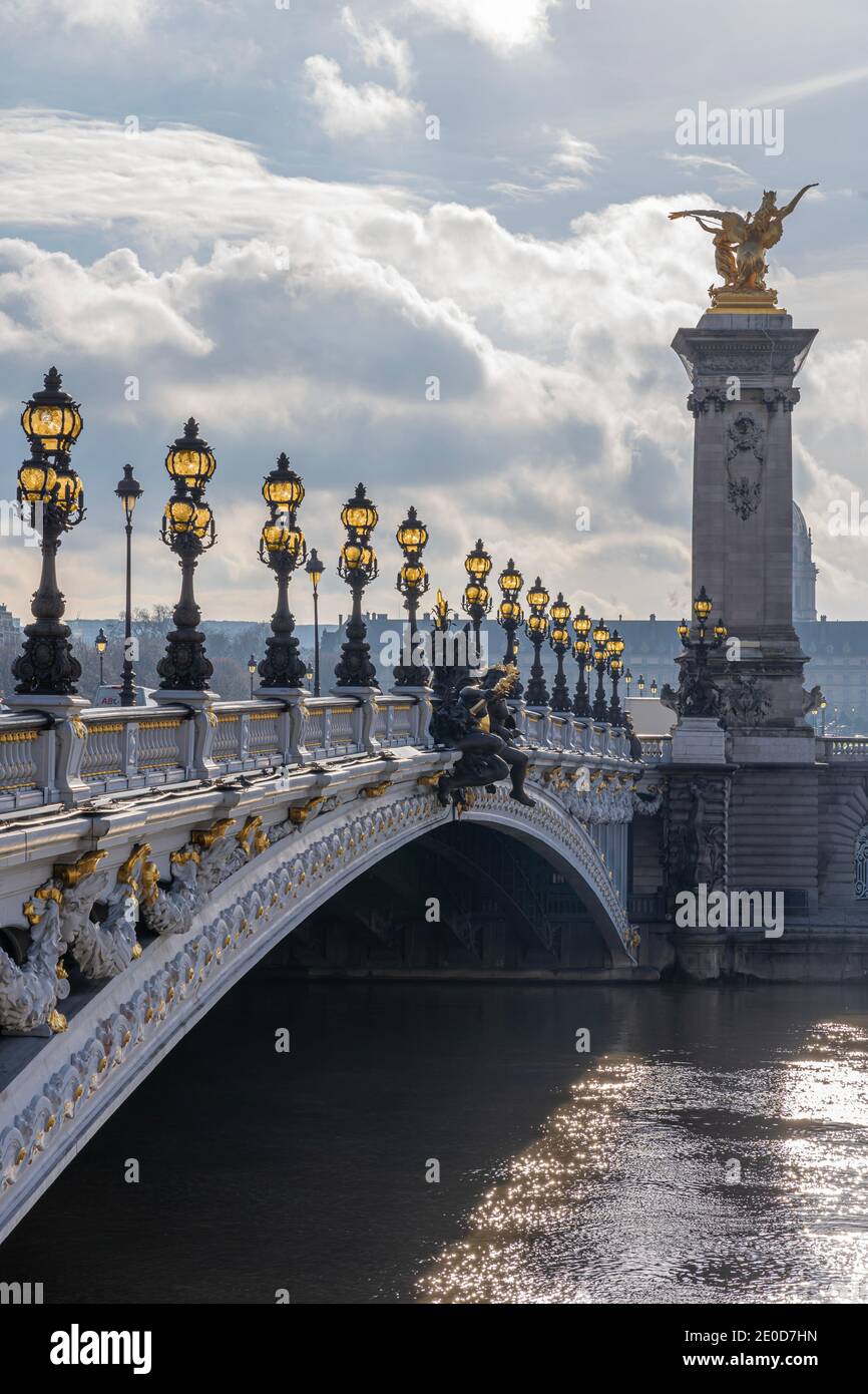 Paris, France - 12 30 2020 : quais de Seine. Détails du pont Alexander III pendant Noël et le nouvel an Banque D'Images