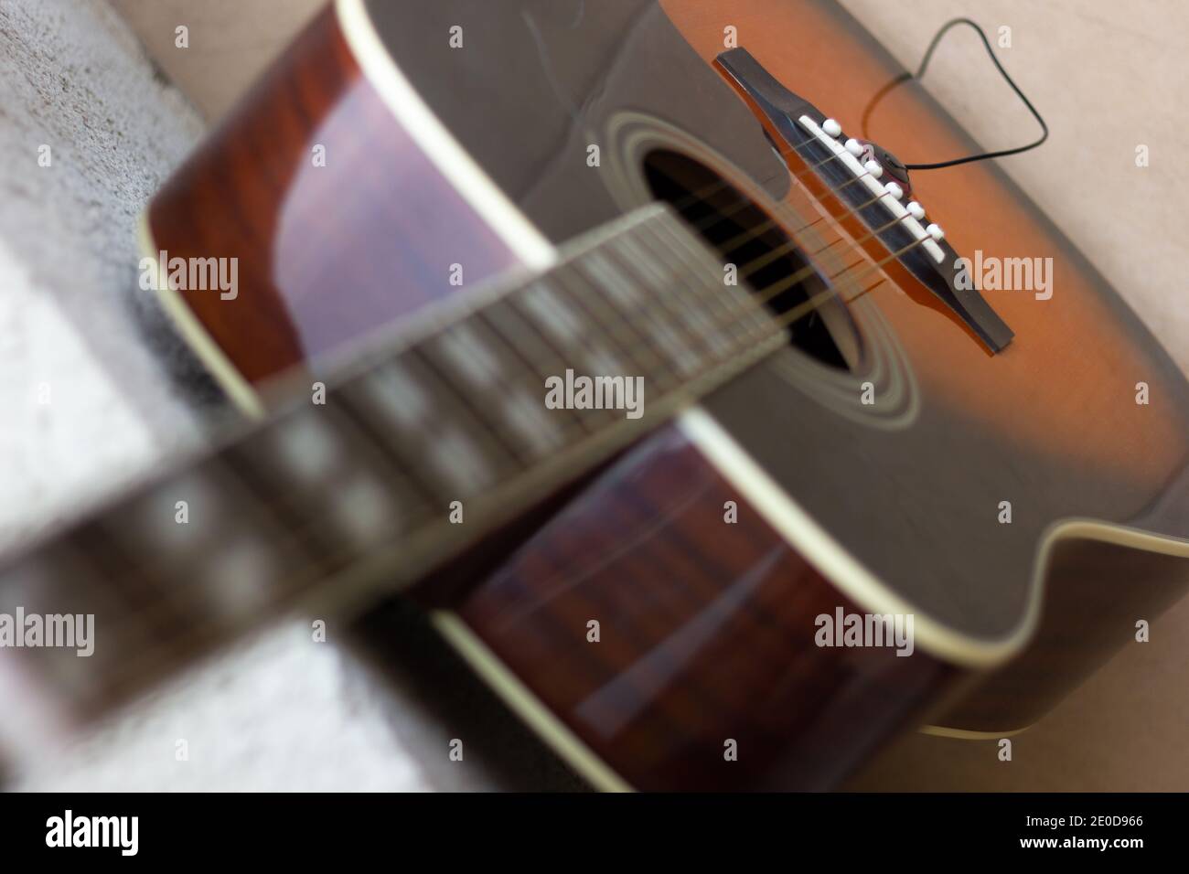 Vue depuis le haut de la guitare acoustique. Mise au point sur la selle. Concept d'instrument de chaîne de musique Banque D'Images