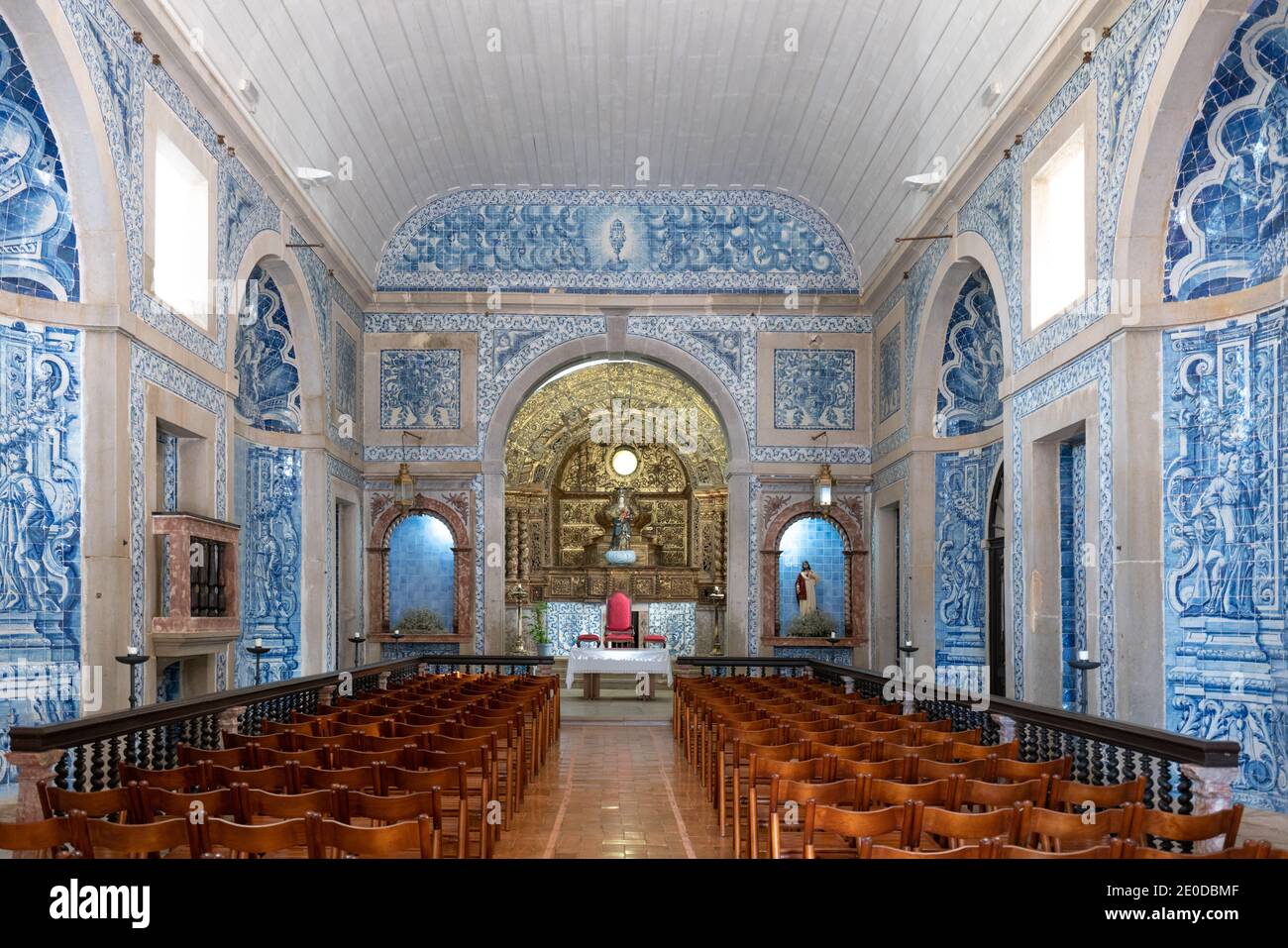 Intérieur de l'église du château de Sesimbra avec tuiles Azulejo, au Portugal Banque D'Images