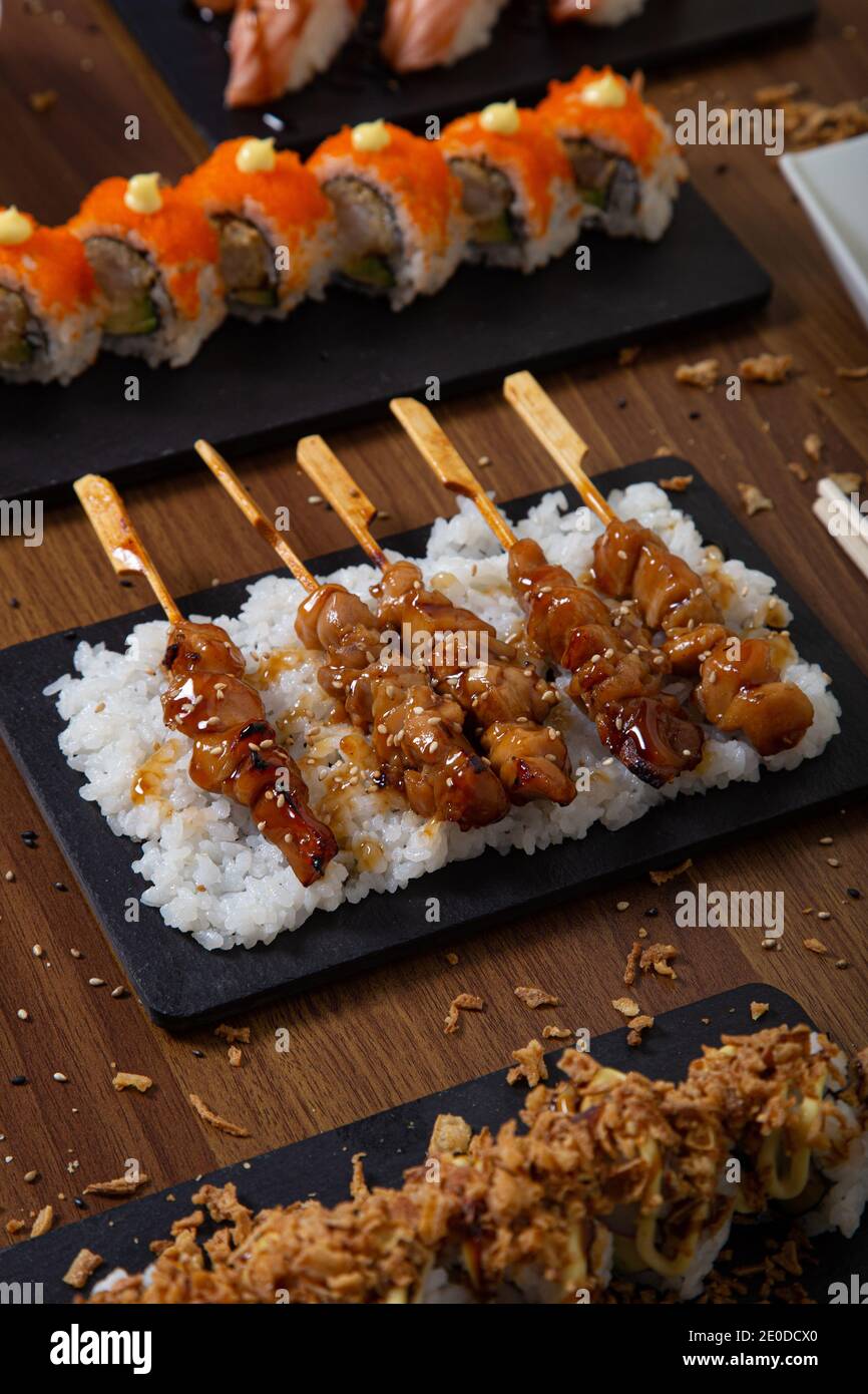 Vue de dessus de l'assortiment de sushis et de petits pains disposés sur du bois Table au restaurant avec cuisine asiatique Banque D'Images