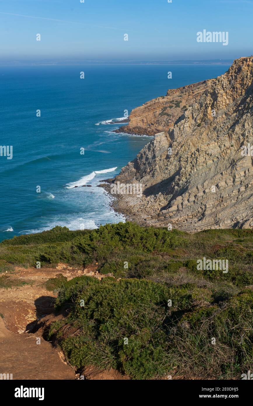 Paysage de falaises de mer à Cabo Espichel au coucher du soleil, au Portugal Banque D'Images